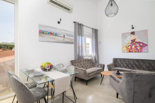 J&J apartment NEW MODERN ELEGANT With Balcony and Loggia - Free Private Parking - Fast Wi-Fi and 3 AIR conditioners