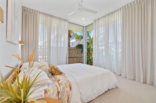 Hikari House في كينغسكليف: غرفة نوم بها سرير ونافذة كبيرة