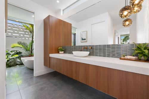 Hikari House في كينغسكليف: حمام مع حوض كبير ومرآة