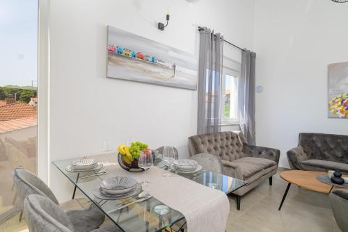 J&J apartment NEW MODERN ELEGANT With Balcony and Loggia - Free Private Parking - Fast Wi-Fi and 3 AIR conditioners