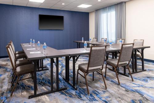 a conference room with a long table and chairs at Fairfield by Marriott Inn & Suites Sioux Center in Sioux Center