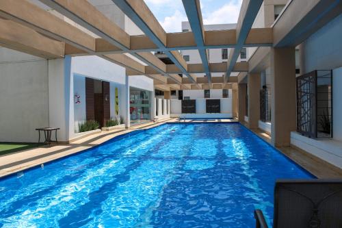 a swimming pool in the middle of a house at Condo en Zona de Hospitales Condo en Planta Baja in Mexico City