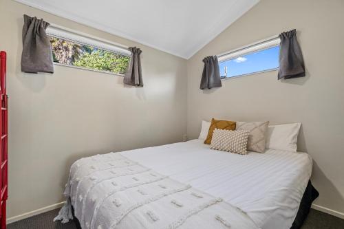 Letto o letti in una camera di Tasman Holiday Parks - Ohiwa