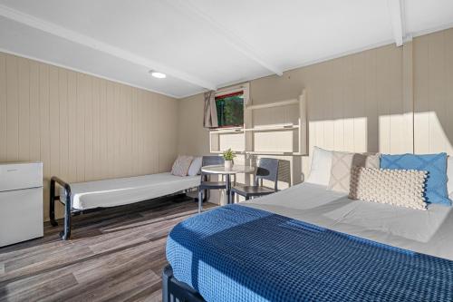 Letto o letti in una camera di Tasman Holiday Parks - Ohiwa