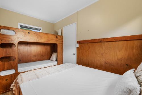 Letto o letti in una camera di Tasman Holiday Parks - Ohiwa