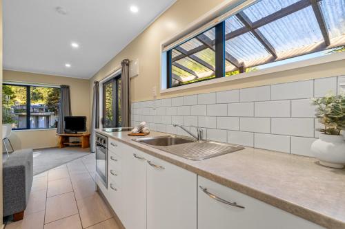 Cucina o angolo cottura di Tasman Holiday Parks - Ohiwa