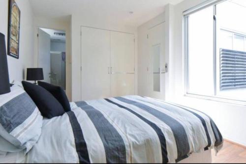 Una cama o camas en una habitación de 2 Bed 3 Bath Right on the Beach WOW Great Value