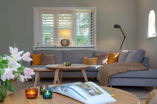 a living room with a blue couch and a table at Kampenherz - Traumhaftes Einzelhaus im Herzen von Kampen in Kampen