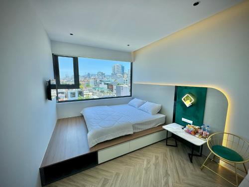 Een bed of bedden in een kamer bij T E U Hotel & Apartment Da Nang