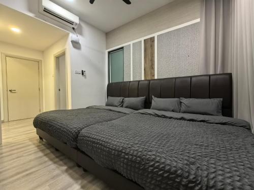 a bedroom with a large bed in a room at Mid Valley Southkey Mosaic Cozy Suite at Johor Bahru in Johor Bahru