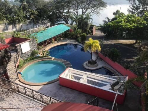 Kolam renang di atau dekat dengan Tahanan Lakeview Hotel