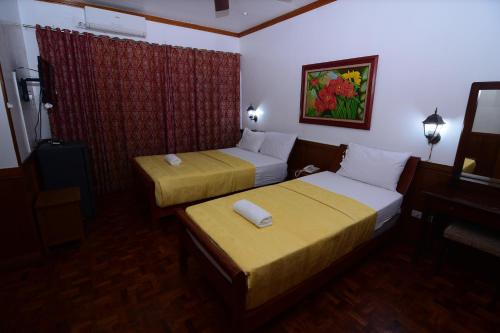 Katil atau katil-katil dalam bilik di Tahanan Lakeview Hotel