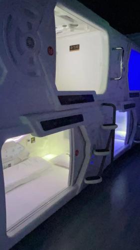 武漢市にある眯一会 住宿 take a napの飛行機の中にあるライトのついた小さなベッド