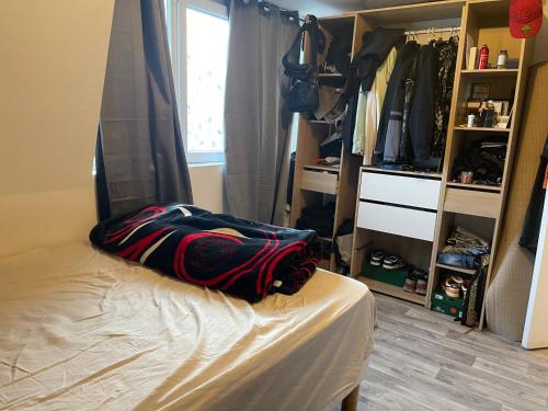 une chambre avec un lit avec un sac dessus dans l'établissement Chambre charmante, à Roubaix