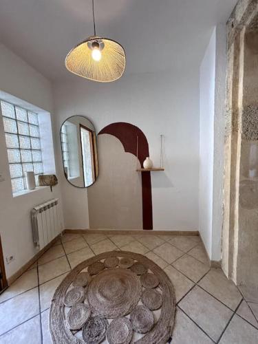 une pièce avec une pièce avec un parapluie sur le mur dans l'établissement Appartement maison mas provençal, à Pélissanne