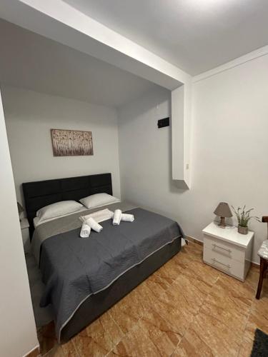 a bedroom with a bed with two towels on it at Annas home in Borsh