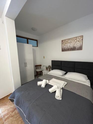 a bedroom with a bed with towels on it at Annas home in Borsh