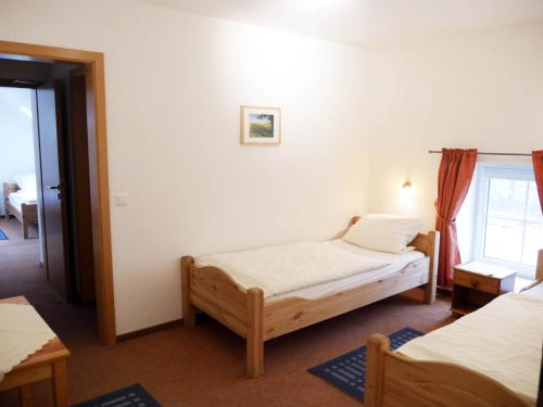 a bedroom with two beds and a window at Bleckmanns Hof in Werne an der Lippe