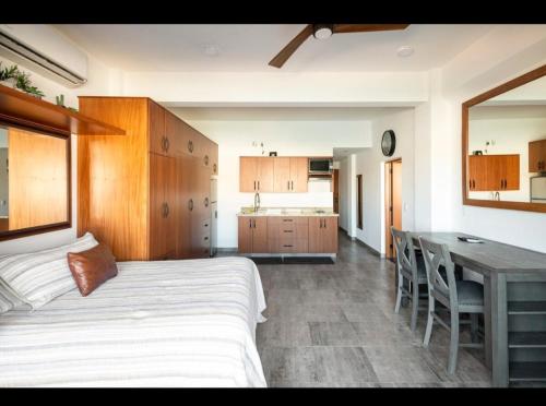 Ένα ή περισσότερα κρεβάτια σε δωμάτιο στο Marina Cabo Plaza unit 107A