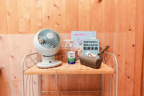 a table with a mortar and pestle on top at 4月リニューアルOpen! 全室エアコン完備! Deerview Lodge 山中湖 in Yamanakako
