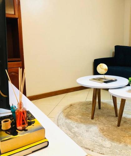 Ruang duduk di Toom Homes 2 BR Apartment