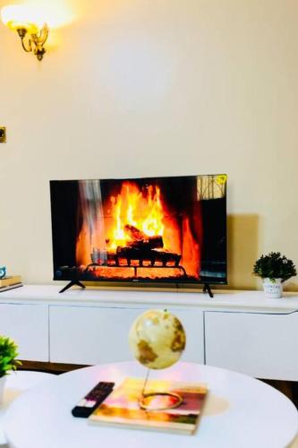 Televisyen dan/atau pusat hiburan di Toom Homes 2 BR Apartment
