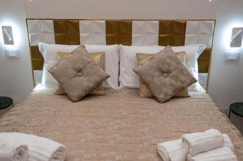 Una cama o camas en una habitación de TaoZen Apartments