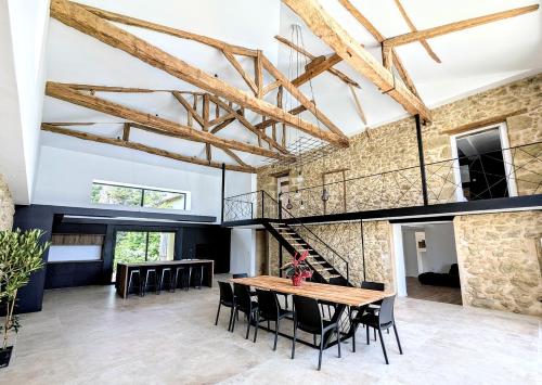 une salle à manger avec une table en bois et des chaises noires dans l'établissement Villa Laurca, à Auch
