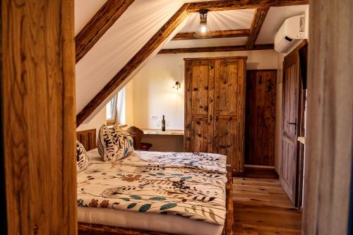 Postel nebo postele na pokoji v ubytování Rooms Dreisiebner at the Heart
