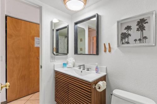 Ένα μπάνιο στο Ocean-Sunset View Condo - Steps to Beach, Cafes & Shops