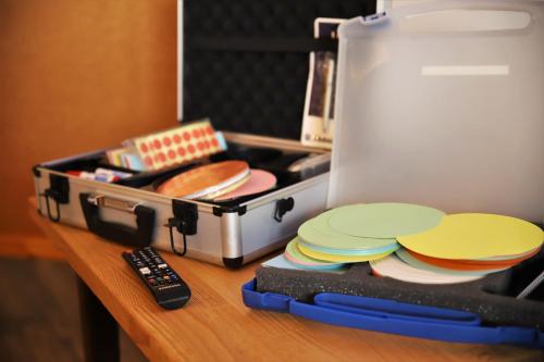 a lunch box on a table with a remote control at Hotel zur Isar in Plattling