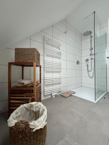 Ένα μπάνιο στο Ferienwohnung am Schildberg