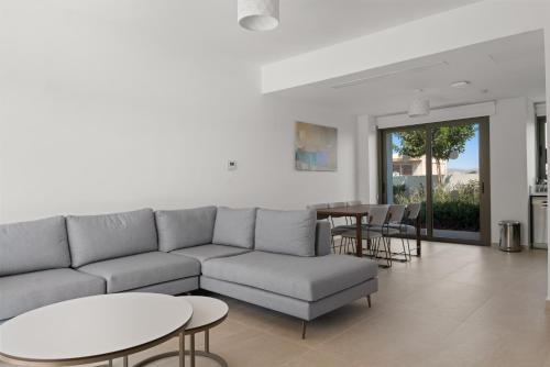 Χώρος καθιστικού στο Serenity Waves Villa 26