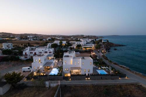 Una vista aérea de una ciudad con edificios blancos y el océano. en Sea Pearls Villas, en Ampelas