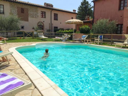 una persona nadando en una piscina grande en vicino a San Gimignano, relax tra piscina e natura, fast internet STARLINK, en Gambassi Terme