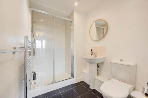 a bathroom with a shower and a toilet and a sink at Beautiful 2 bedroom 2 bathroom apartment in Colindale in Colindale
