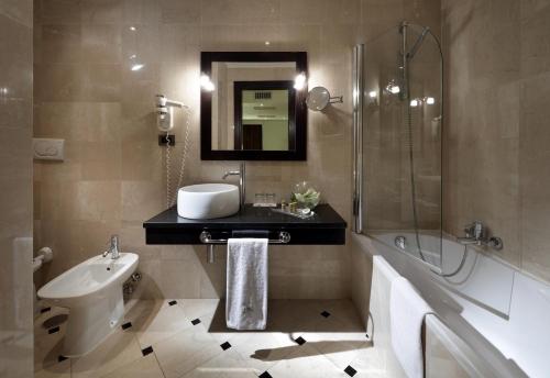 y baño con lavabo, aseo y ducha. en Exe International Palace, en Roma