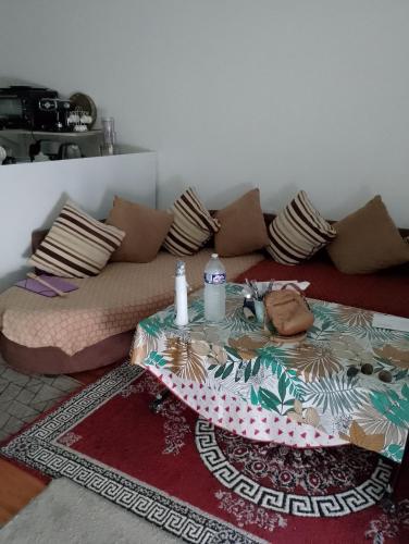 - un salon avec un canapé et une table dans l'établissement Gite la roche Chalais, à La Roche-Chalais