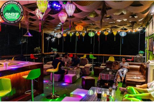Ruang duduk di Andy Hoang Riverside Hostel Bar Restaurant Music Beer & More