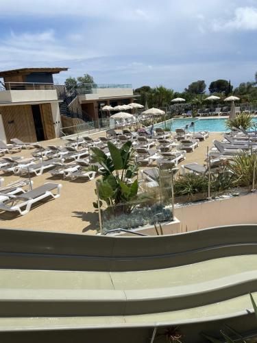 - un ensemble de chaises longues et une piscine dans un complexe dans l'établissement Segur 9, à Saint-Raphaël