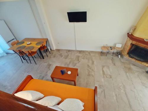 TV a/nebo společenská místnost v ubytování Lechaio Beach Corinth maisonette - Building A