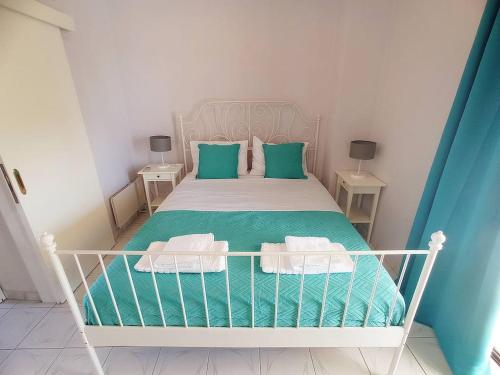Postel nebo postele na pokoji v ubytování Lechaio Beach Corinth maisonette - Building A