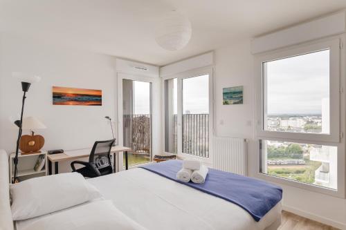 une chambre blanche avec un lit et deux fenêtres dans l'établissement Akoya Urban Loft - Duplex dernier étage terrasses, à Rennes