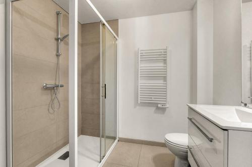 une salle de bain avec une douche, des toilettes et un lavabo dans l'établissement Pinalis - Appt 4p avec terrasse à Toulouse, à Toulouse