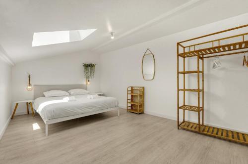 - une chambre blanche avec un lit et une échelle dans l'établissement Pinalis - Appt 4p avec terrasse à Toulouse, à Toulouse