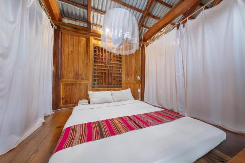 a bedroom with two beds and a chandelier at Gateway Inn Puluong in Pu Luong