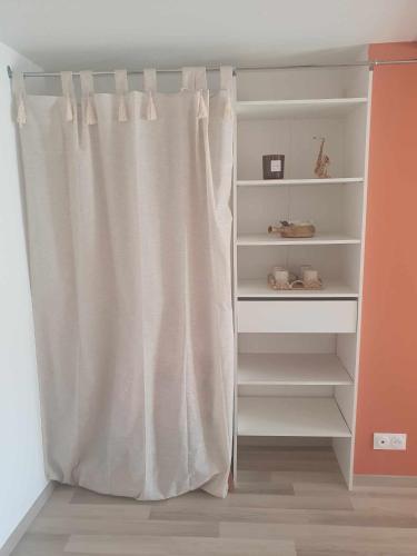 - un placard avec un rideau de douche blanc dans l'établissement Chambre chez l'habitant avec petit déjeuner à 5 mins du Futuroscope, à Chasseneuil-du-Poitou