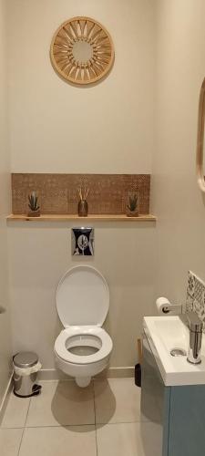 une salle de bain avec des toilettes blanches et un lavabo dans l'établissement La jade wifi climatisation arènes, à Nîmes