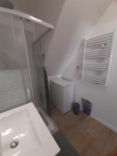 La salle de bains est pourvue d'un lavabo blanc. dans l'établissement Gîte CROIX du SALEVE, à Collonges-sous-Salève