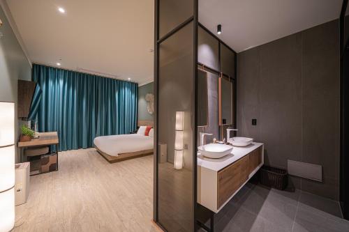Ένα ή περισσότερα κρεβάτια σε δωμάτιο στο Daegu Eastern Hotel Lions Park